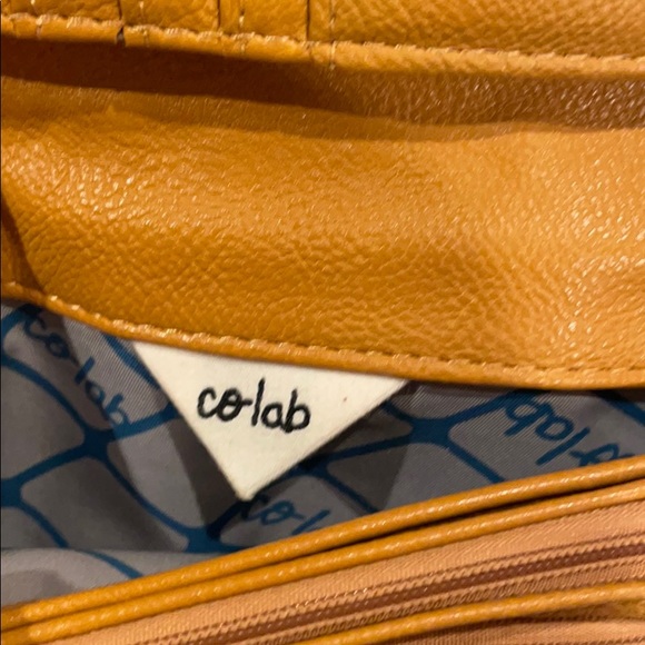 Co-Lab Crossbody Wallet, Gold - Picture 3 of 6